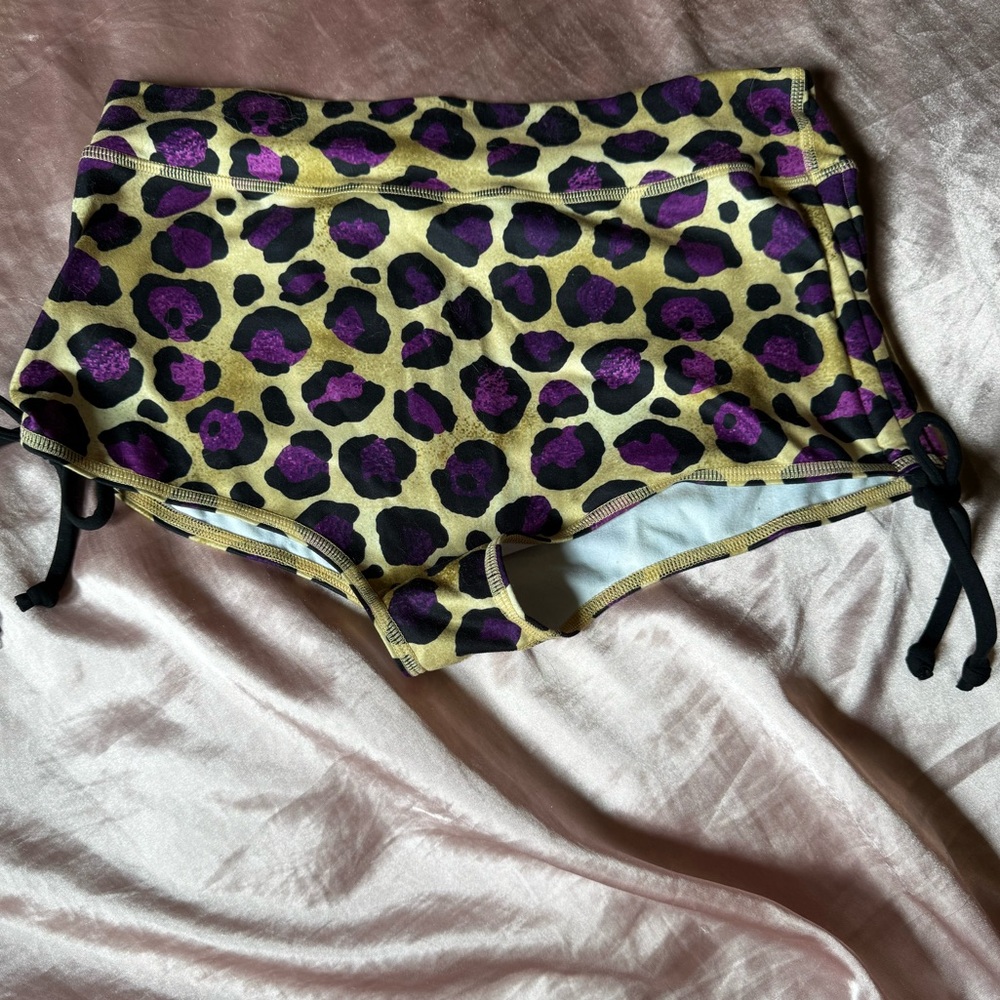 Buti Yoga BMVMNT Leopard Print Women's Shorts